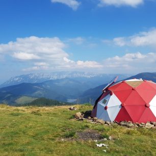 Výhledy na Piatra Craiului od refugia pod vrcholem Comisul (1883), Karpaty, Rumunsko