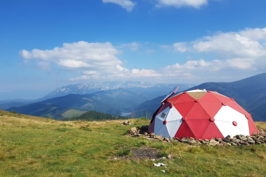 Výhledy na Piatra Craiului od refugia pod vrcholem Comisul (1883), Karpaty, Rumunsko