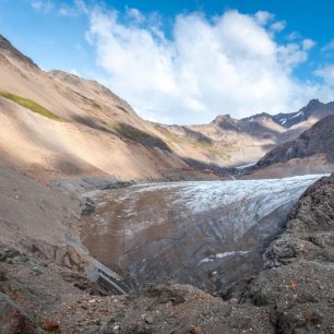 Ledovec Tunel a sedlo Paso del Viento, na které je třeba se vyšplhat. Huemul Circuit, Patagonie