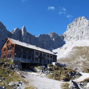 Lamsenjochhütte pod vrcholem Lamsenspitze, Karwendel, rakouské Alpy