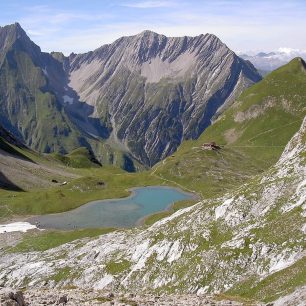 Freispitze a chata Memminger Hütte od východu, Lechtalské Alpy