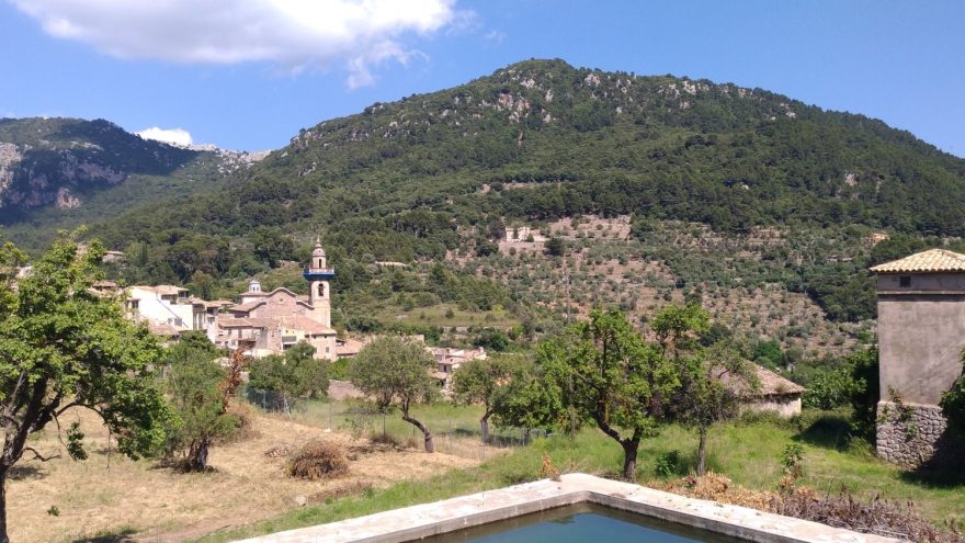 Horská vesnička Valldemossa na Mallorce.