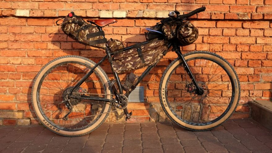 Základním vybavením pro bikepacking jsou kromě kola beznosičové brašny.