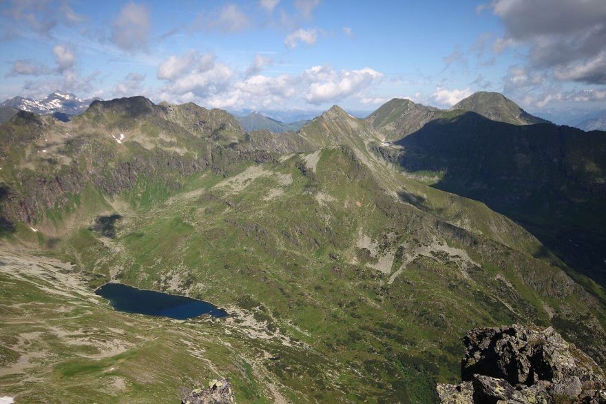 Pohled na jezero Schimpelsee z vrcholu Süssleiteck, Schladmingské Taury, rakouské Alpy.