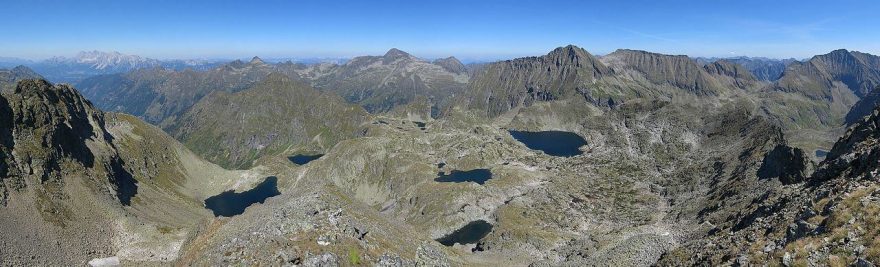 Výhled do kotle Klafferkessel z vrcholu Greifenberg, Schladmingské Taury, rakouské Alpy