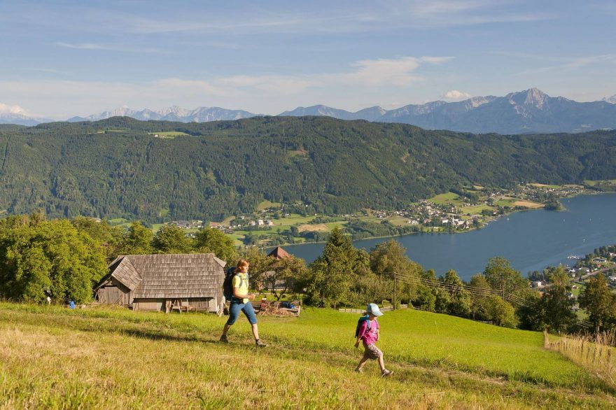 Lehká turistika kolem jezera Ossiacher see je vhodná pro celou rodinu.
