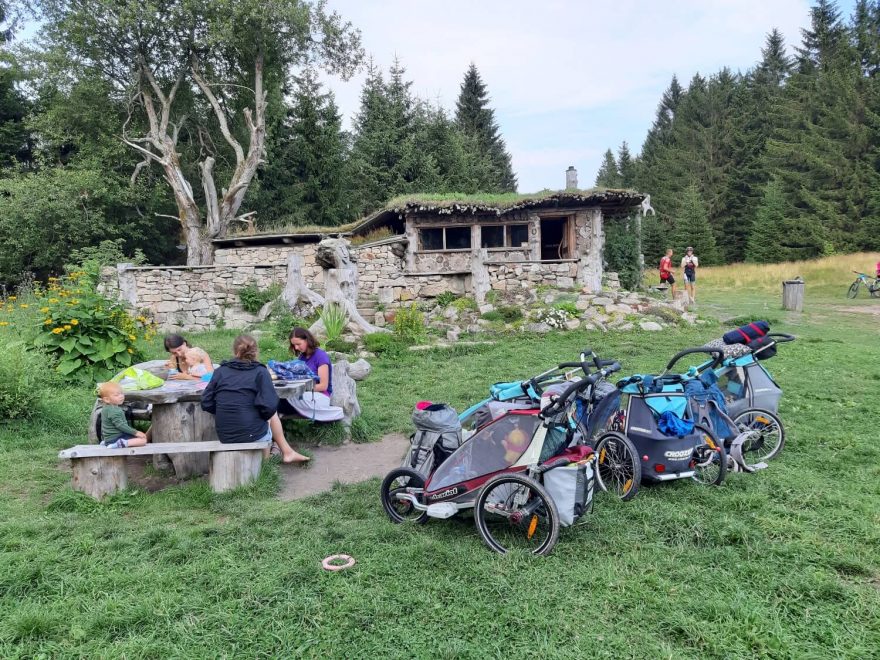 Bistro u Červené jámy. Přechod Krušných hor s dětmi