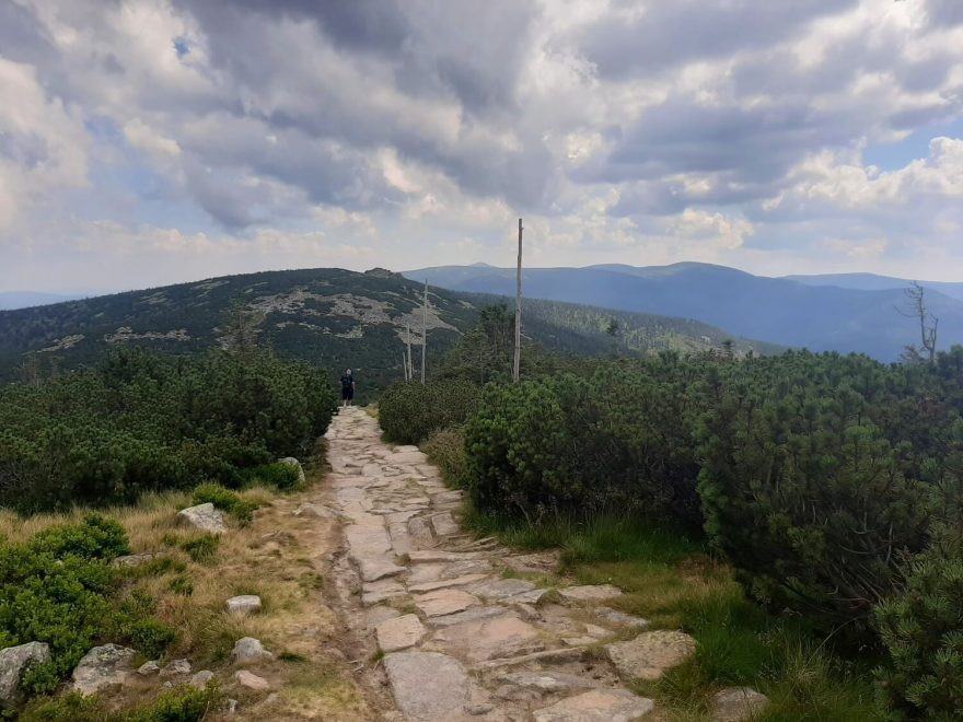 Sestup do sedla Pod Smělcem mezi Vysokým kolem a Mužskými kameny