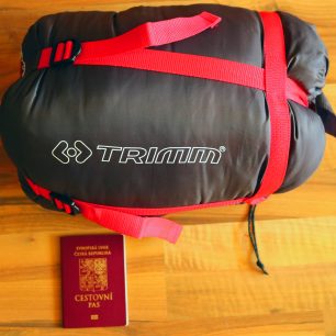Spacák TRIMM Balance není ani v maximálně sbaleném stavu žádným drobečkem- zde v porovnání s cestovním pasem
