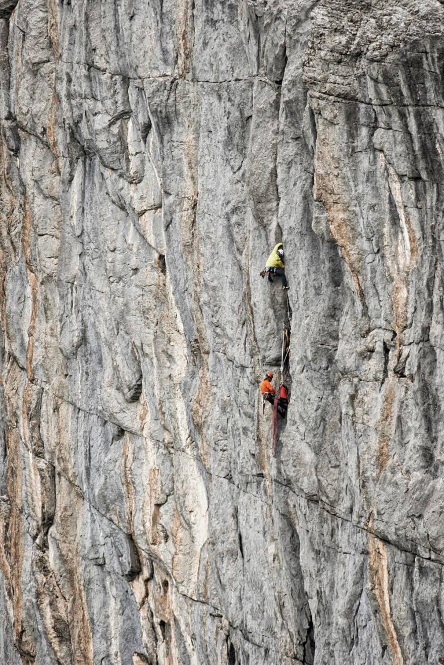 Horolezec Roger Schäli ve stěně Eigeru, Alpy.