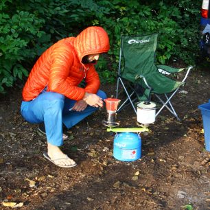 Testování kalhot Direct Alpine Ranger 1.0 při přípravě kávy bylo vůbec nejlepší