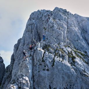 Hřeben nad Donnermandlem. Via ferrata Intersport Donnerkogel Klettersteig, rakouské Alpy