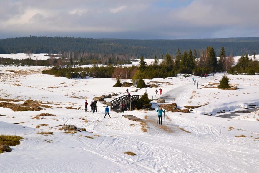 Rozlehlé slunné pláně Velké jizerské louky, Jakuzsyce, polské Jizerky