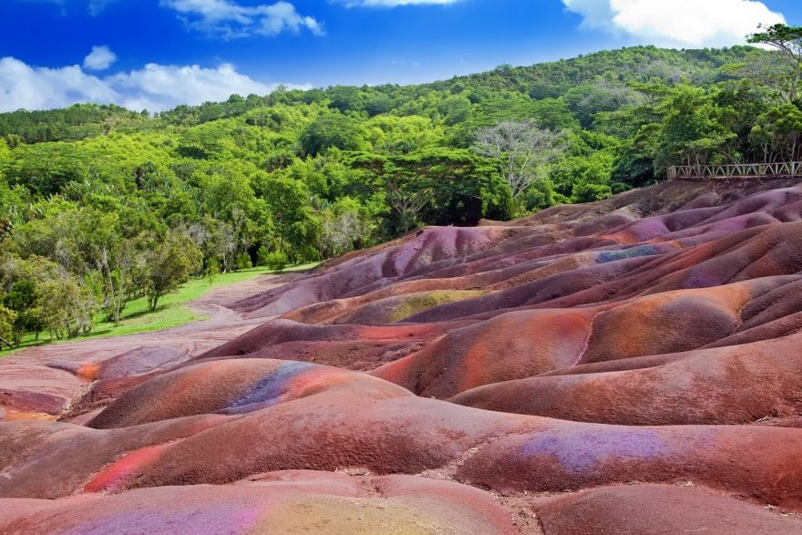 Unikátní oblast Chamarel leží uprostřed tropických hor a vypadá jako písečné duny, které hrají všemi barvami.