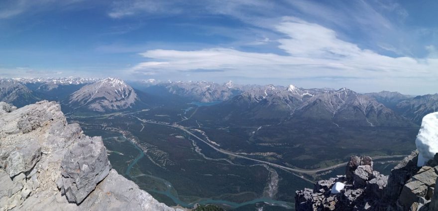 Panorama z vrcholu Mount Rundle v kanadských Rockies