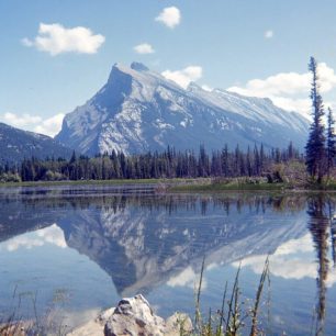 Mount Rundle, odraz v jednom z jezer Vermilion Lakes, západně od Banffu, Rocky Mountains, Kanada.