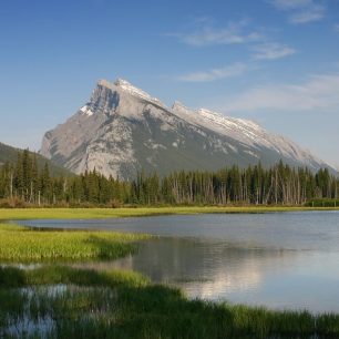 Mount Rundle, pohled od jezer Vermilion Lakes, západně od Banffu, Rocky Mountains, Kanada.