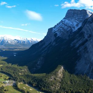 Kolmá stěna Mount Rundle, Rocky Mountains, Kanada.