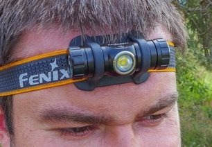 RECENZE Fenix HM23 – vysoce odolná a skladná základní čelovka