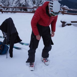 Pokud jsou nohavice šortek kolem kolen příliž úzké, můžete si je jednoduše povolit pootevřením zipu směrem nahoru