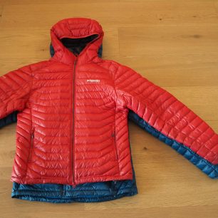 Srovnání prodlouženého trupu a rukávů Mont Jacket s Hill Hoody.