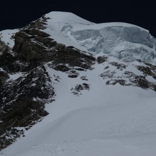 Pohled z ramena K2 z výšky cca 8000 m směrem k vrcholu.