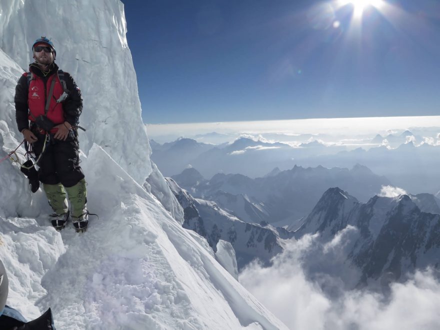 Tráva těsně pod Bottleneckem cca 8300 m... nejblbější místo před námi. Fotil Radek Jaroš.