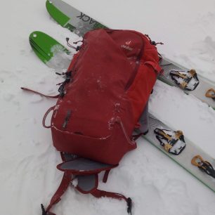 Čelní panel Deuter FREERIDE PRO 34+ je hladký a vyroben z pevného a odolného materiálu