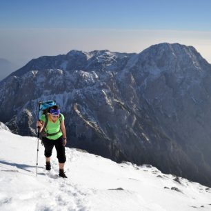 Trekové hole pomáhají při překonávání jarních sněhových polí např. v Alpách.