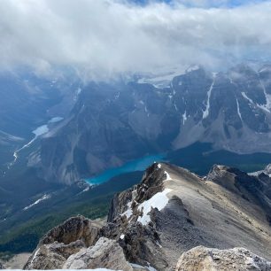 Výhledy na jezero Moraine Lake, výstup na Mt. Temple, Rockies, Kanada.