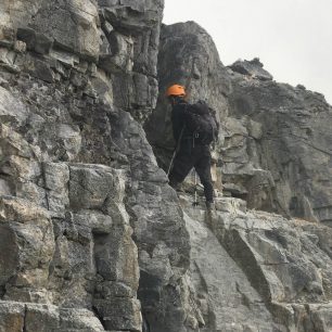 Obtížnější lezecký úsek, výstup na Mt. Temple, Rockies, Kanada.