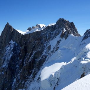 Dva dny kličkování po exponovaném hřebeni v masivu Mont Blancu na pomezí italských a francouzských Alp přes rozbité ledovce, skalní i sněhové „žiletky“ i těžší lezení ve stěně.