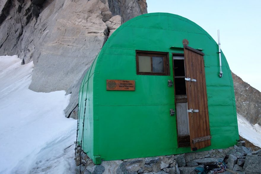 Maličký plechový bivak Canzio pod Dome du Rochefort, Grajské Alpy, traverz Grandes Jorasses.