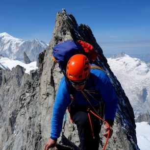 Dva dny kličkování po exponovaném hřebeni v masivu Mont Blancu na pomezí italských a francouzských Alp přes rozbité ledovce, skalní i sněhové „žiletky“ i těžší lezení ve stěně.