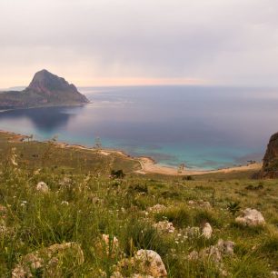 Večerní výhled na Monte Cofano a zátoku v San Vito Lo Capo, Sicílie