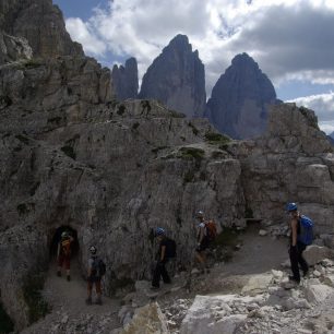 Výstup na vrchol Paternkofel vede z velké části skrz tunely z první světové války, via ferraty Dolomity, italské Alpy