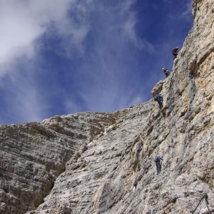 Linie zajištěných cest v Dolomitech jsou více než pestré – vedou nejen po skalních stěnách, ale také zákopy, tunely nebo po uměle vytvořených vysokohorských chodnících.