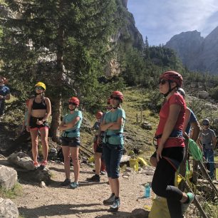 Během Salewa Alpine Academy v Dolomitech jsme nejprve probrali obecnou metodiku pohybu v horách a vyzkoušeli jsme si vše prakticky na cvičných cestách pod vedením certifikovaných horských vůdců.