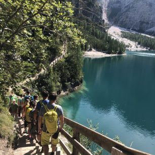 Nástup ke skalám kolem jezera, Dolomity.