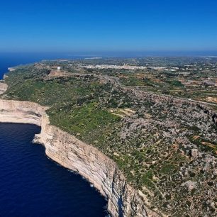 Jedny z největších a nejvyšších maltských útesů - Dingli Cliffs, na nichž současně leží nejvyšší bod celé Malty