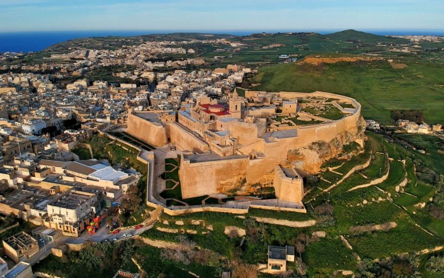 Mohutná citadela hlavního města Ir-Rabat, ostrov Gozo