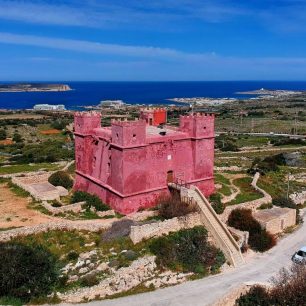 Saint Agatha's Tower nebo také ,,Červená věž“, ostrov Malta