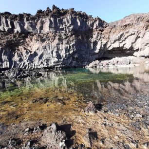 Přírodní bazének s mořskou vodou na Playa Echentive, kousek od Faro Fuencaliente.