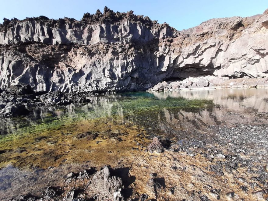 Přírodní bazének s mořskou vodou na Playa Echentive, kousek od Faro Fuencaliente.