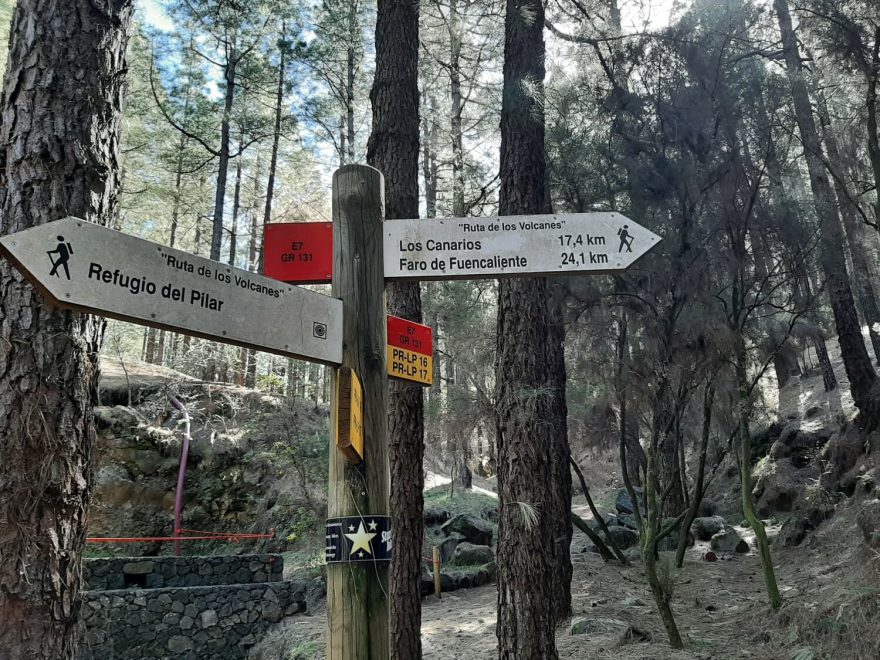 Rozcestník u Refugia del Pilar. Ruta de los Volcanes, La Palma, Kanárské ostrovy