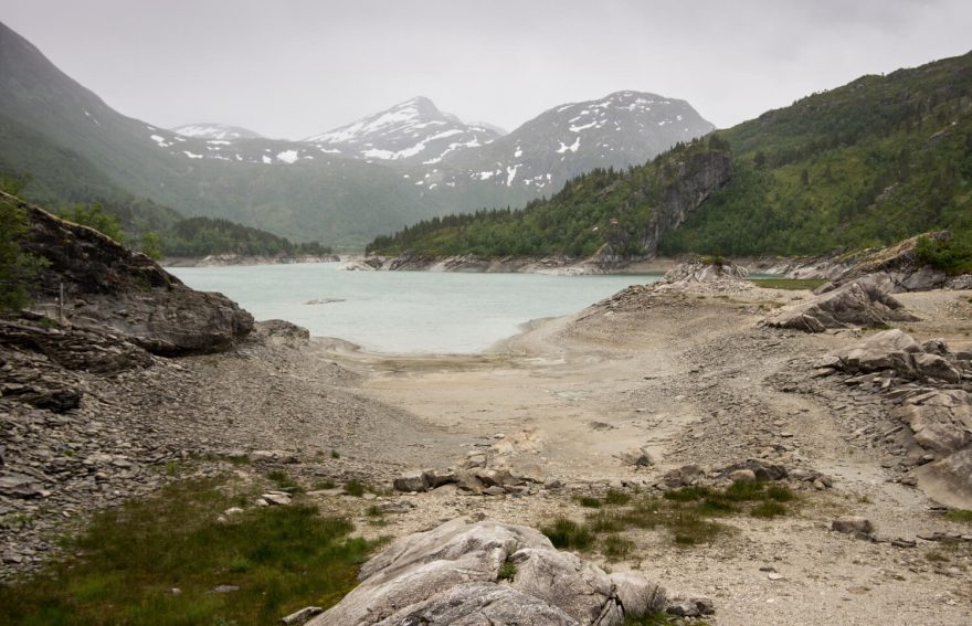 Jezero Kaldhussætervatnet a většina ostatních jezer v okolí jsou navzájem propojené systémem trubek a tunelů a fungují jako rezervoáry pro vodní elektrárny. Norsko, Tafjord