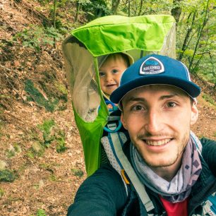 Výhodou krosničky je možnost stříšky jako ochrany proti slunci či dešti. Foto Václav Malinský, nalehko.com a www.cestazasny.com