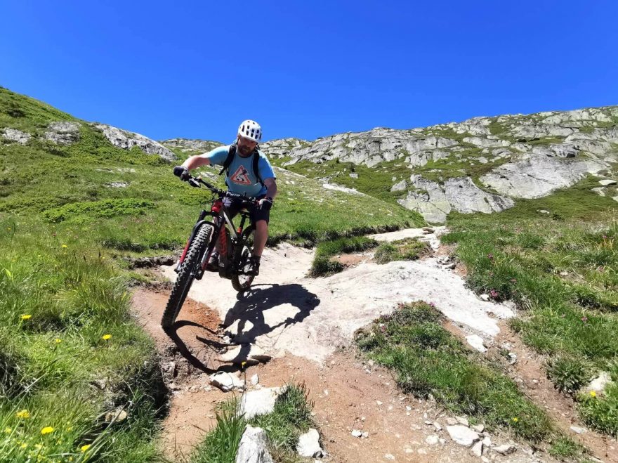 Příroda se mění ze zelených pastvin na skalnaté moře a vy máte pocit, že jedete po trailu na jiné planetě. Aletsch Arena, švýcarské Alpy