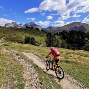 Engadin nabízí projížďky po šotolinových cestách i náročnější technické sjezdy.