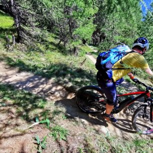 Engadin nabízí projížďky po šotolinových cestách i náročnější technické sjezdy.